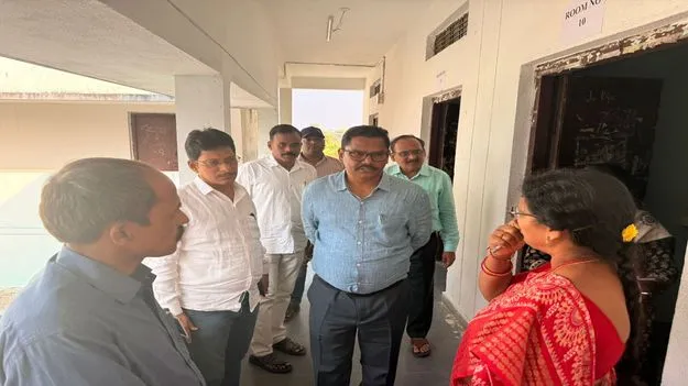 ఇంటర్‌ పరీక్ష కేంద్రాలను పరిశీలించిన అదనపు కలెక్టర్‌ 