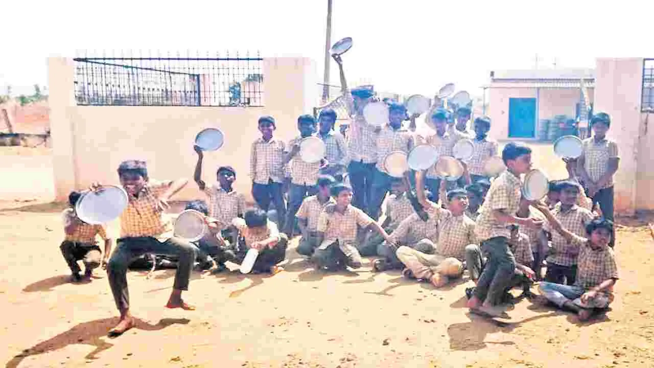 సర్పంచ ఇంటి ఎదుట విద్యార్థుల ఆందోళన