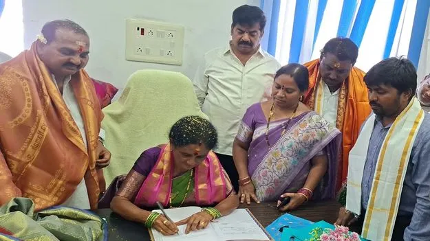 బాధ్యతలను స్వీకరించిన మున్సిపల్‌ చైర్‌పర్సన్‌