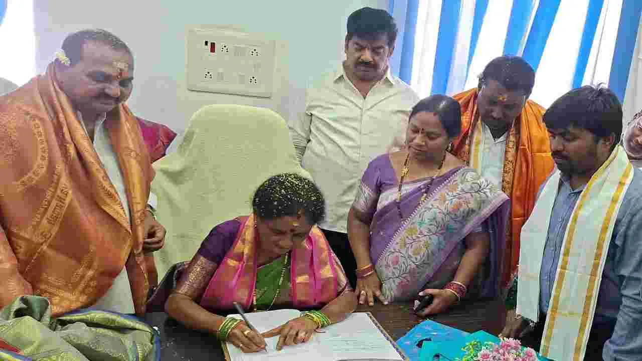 బాధ్యతలను స్వీకరించిన మున్సిపల్‌ చైర్‌పర్సన్‌