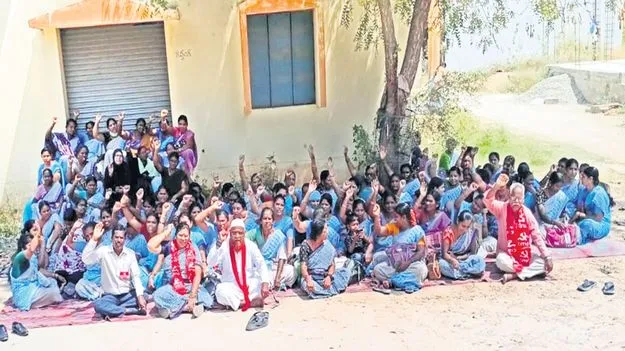 డిమాండ్ల సాధనకు అంగనవాడీల రిలే దీక్ష