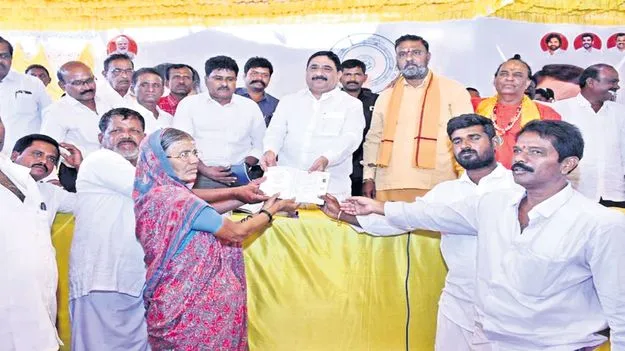 రైతులకు పాస్‌పుస్తకాల పంపిణీ