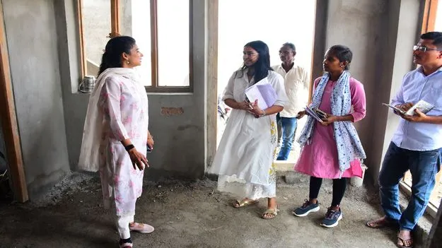 ఇందిరమ్మ ఇళ్ల నిర్మాణాల్లో వేగం పెంచాలి