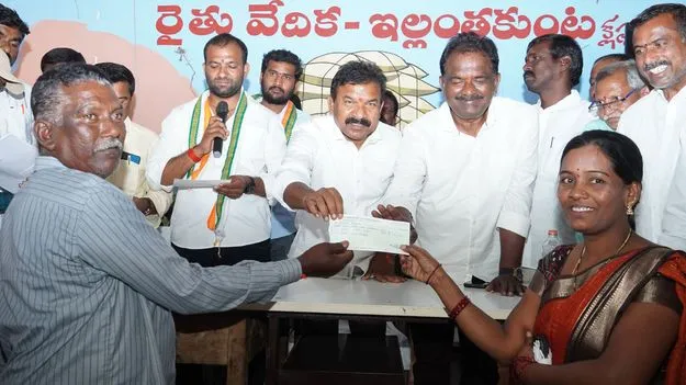 పార్టీలకు అతీతంగా సీఎం సహాయనిధి మంజూరు