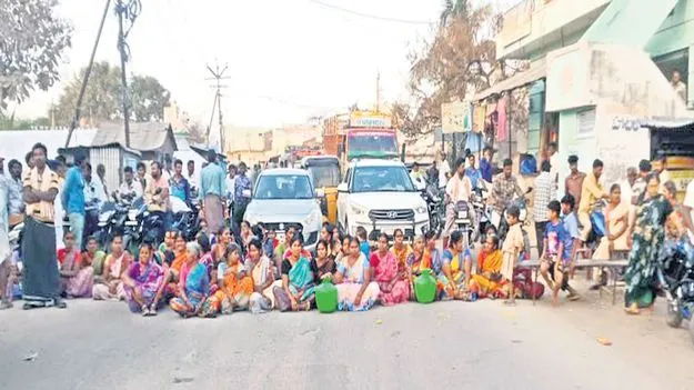 తాగునీటి కోసం రోడ్డెక్కిన మహిళలు