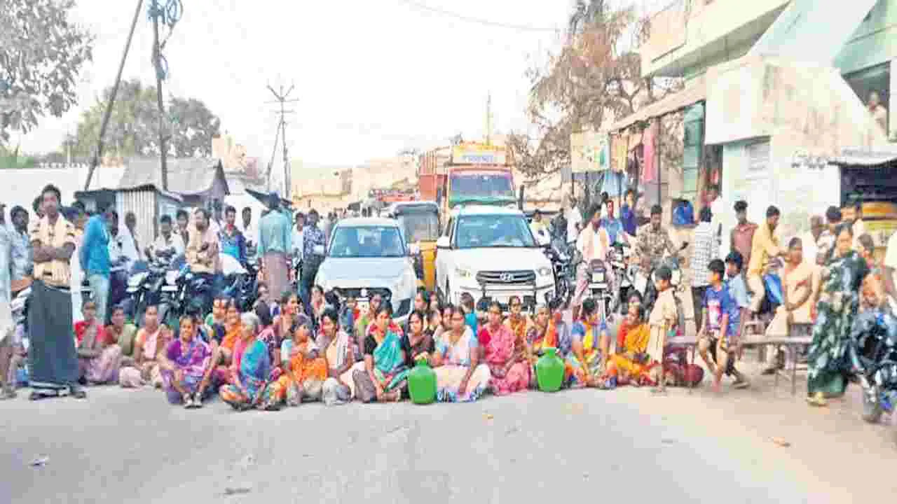 తాగునీటి కోసం రోడ్డెక్కిన మహిళలు