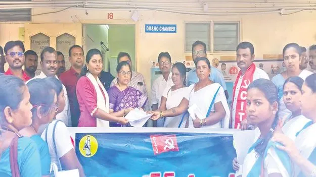 వేతన బకాయిల కోసం ఆశావర్కర్ల ధర్నా