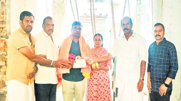 ఆలయానికి రూ.లక్ష విరాళం