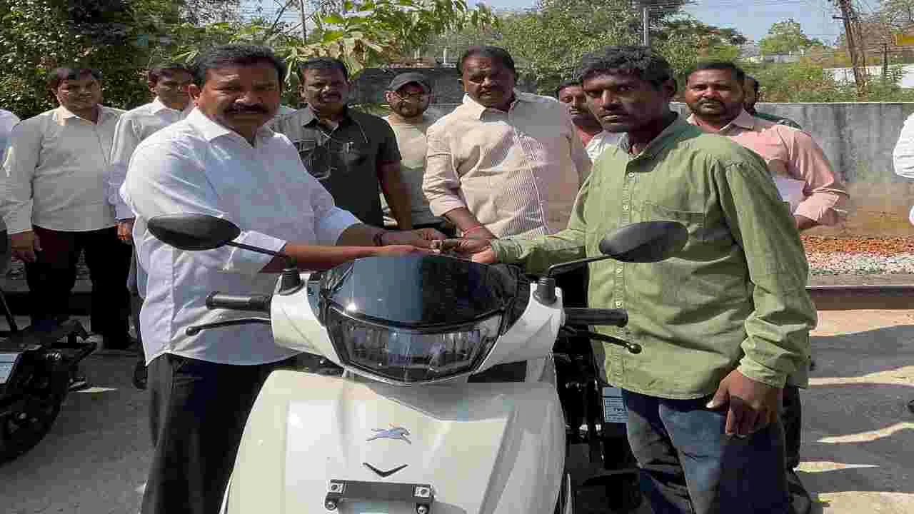 దివ్యాంగులను ప్రభుత్వం ఆదుకుంటుంది