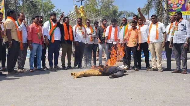 బీజేపీ ఆధ్వర్యంలో రాష్ట్ర ప్రభుత్వ దిష్టిబొమ్మ దహనం