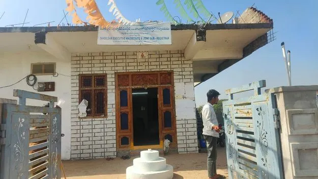 పక్కా భవనాలు లేక అవస్థలు