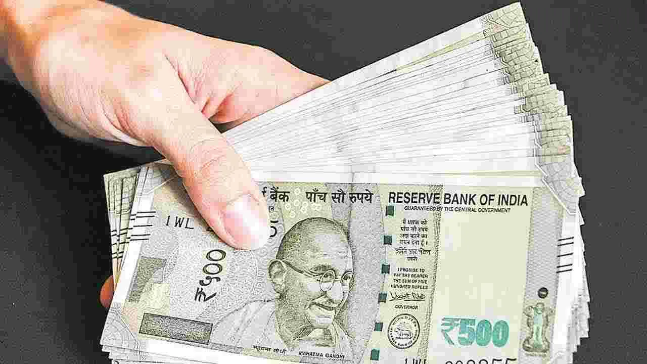 ఎన్టీఆర్ భరోసా పింఛన్లు.. లక్షల మందికి నగదు పంపిణీ