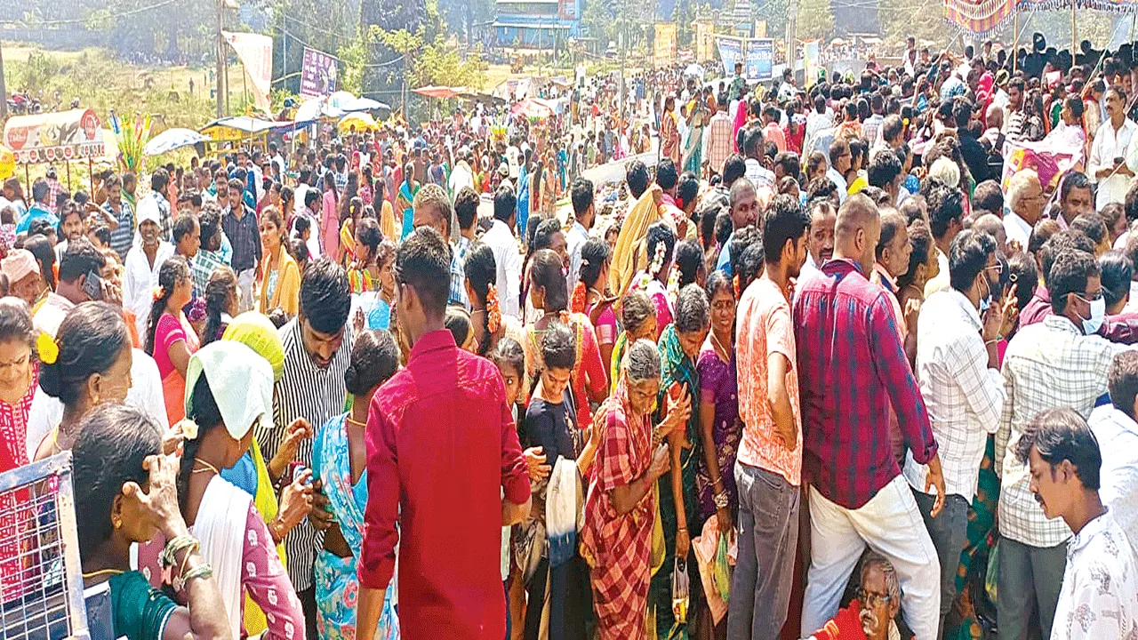 Devotees in Festive Fervor భక్తజన ‘శంబర’ం