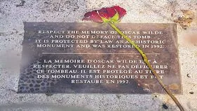 స్మారక చిహ్నం ముద్దులమయం!