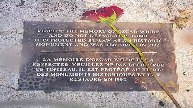 స్మారక చిహ్నం ముద్దులమయం!