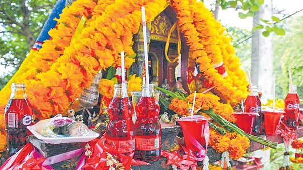 ఆత్మలకు ‘రెడ్‌ ఫాంటా’ నైవేద్యం