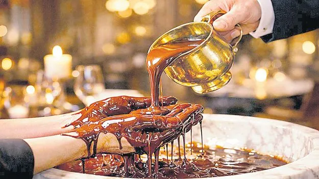 చేతులపై చాక్లెట్‌ పోస్తారు!