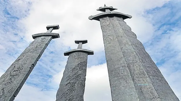 ఈ ఖడ్గాలు... ప్రేమకు చిహ్నాలు