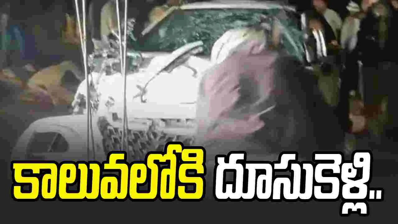 మధురలో విషాదం.. కాలువలోకి దూసుకెళ్లిన కారు, నలుగురి మృతి