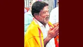 కాపు కాసి.. కత్తులతో వెంబడించి..