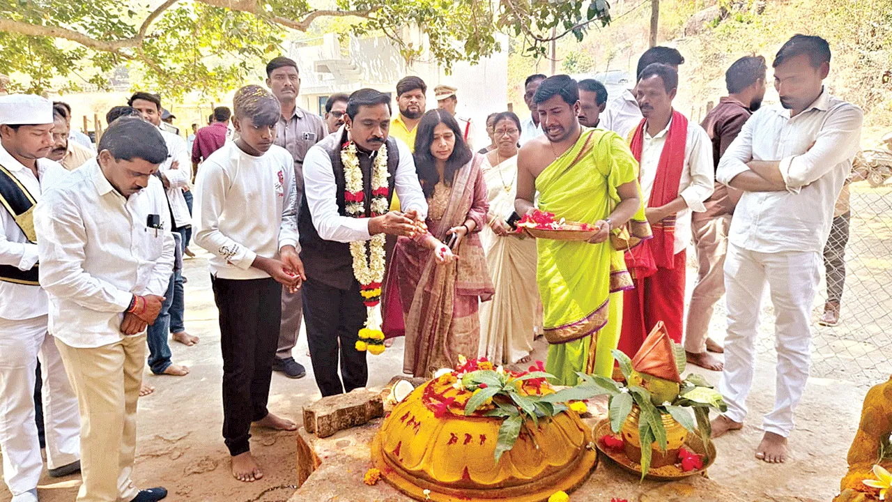 Parammakonda పారమ్మకొండపైకి వెళ్లేందుకు  డోలీలు ఏర్పాటు చేయండి