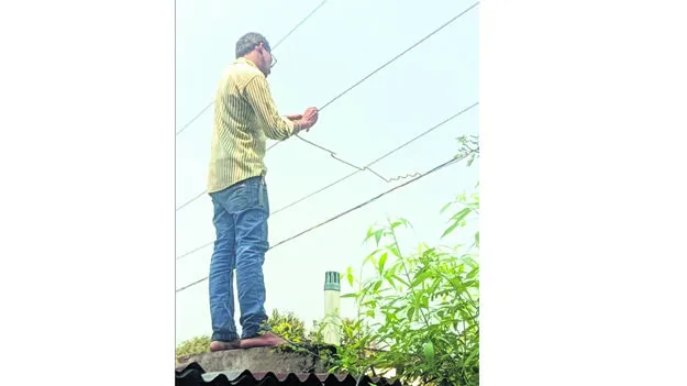 ఉద్యోగంలో ఒకరు.. విధుల్లో మరొకరు 