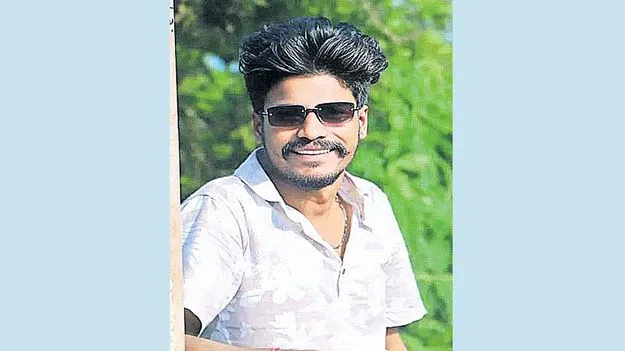 బైక్‌ను ఢీకొన్న వ్యాన్‌... యువకుడి మృతి