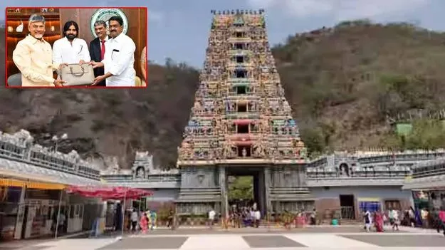 బడ్జెట్ ప్రతులతో కనక దుర్గమ్మ ఆలయంలో ప్రత్యేక పూజలు