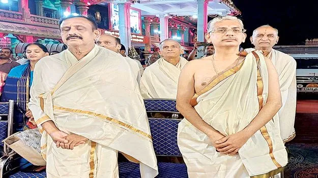 రాఘవేంద్రుడి సన్నిధిలో కర్ణాటక న్యాయమూర్తులు