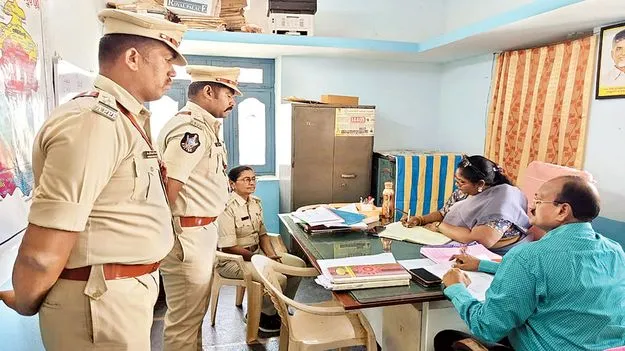 ఎక్సైజ్‌ పోలీసు స్టేషన్‌ తనిఖీ