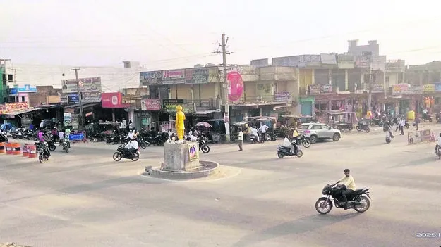 ఉపాధి కోల్పోతాం.. ఫ్లైఓవర్‌ వద్దు