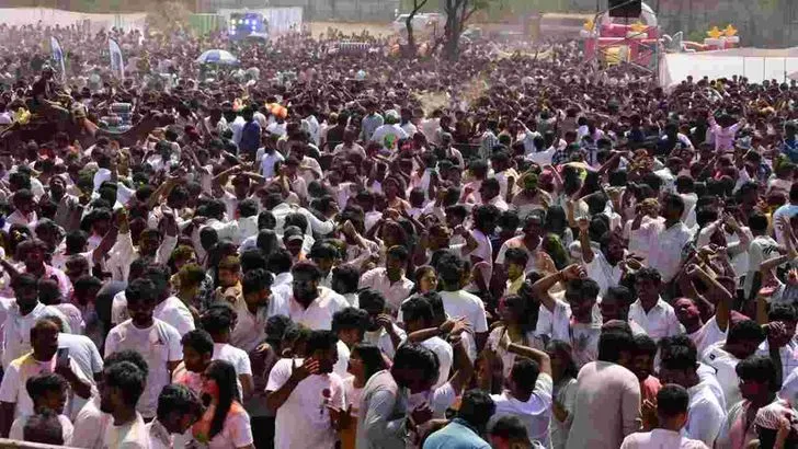 హైదరాబాద్‌లో అంబరాన్నంటిన హోలీ సంబరాలు