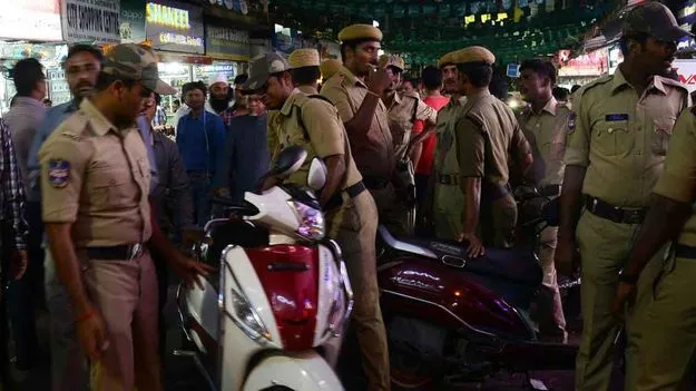 పాతబస్తీలో పోలీసుల మెరుపు దాడులు.. 300 మందితో రౌడీ షీటర్ల ఇళ్లలో సోదాలు