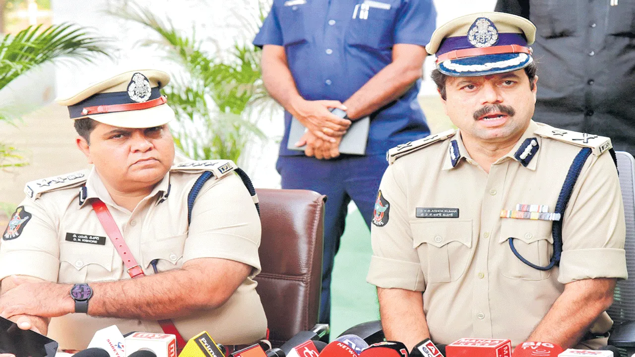 మితిమీరుతున్న సోషల్‌ మీడియా పోస్టులపై ప్రత్యేక నిఘా