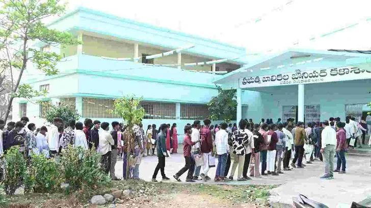 తెలంగాణ వ్యాప్తంగా నేటి నుండి ఇంటర్మీడియట్ పరీక్షలు ప్రారంభం.. పండుగ వాతావరణం