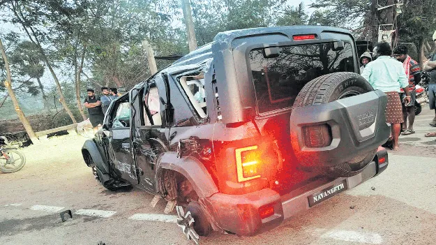 హైవేపై ఢీకొన్న కారు... 12 పల్టీలు కొట్టిన థార్‌ జీపు