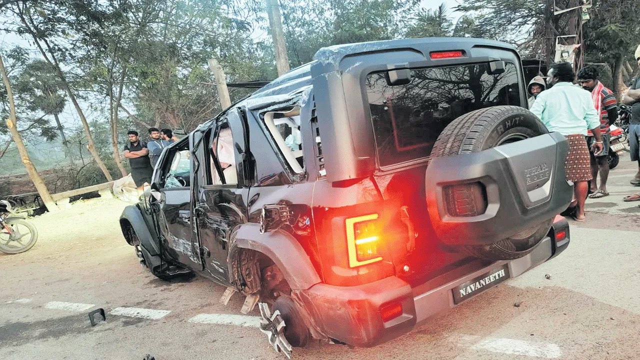 హైవేపై ఢీకొన్న కారు... 12 పల్టీలు కొట్టిన థార్‌ జీపు