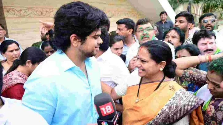 మాజీ ఎంపీ కవిత ఇంటి దగ్గర సంబరాలు