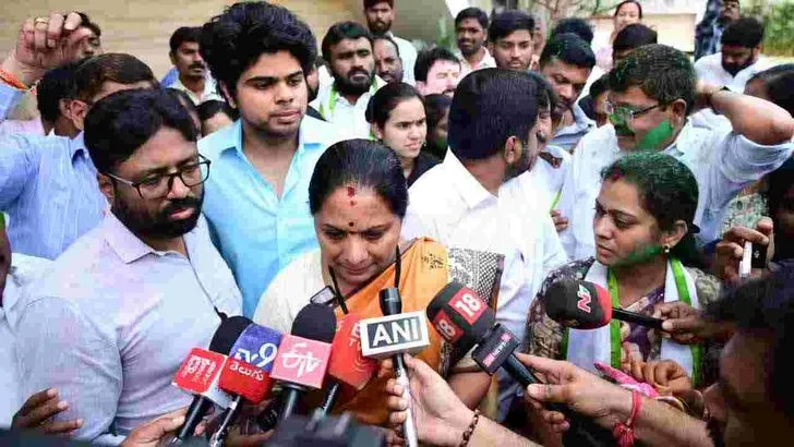 మాజీ ఎంపీ కవిత ఇంటి దగ్గర సంబరాలు