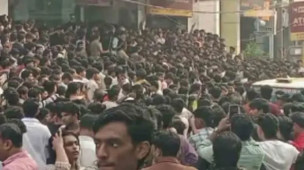 రూపాయకే బ్రాండెడ్ షూ.. షాపు దగ్గరకు ఎగబడ్డ జనం..