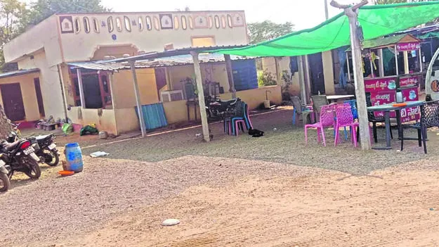 అక్రమార్కుల చెరలో ప్రభుత్వ భూమి 