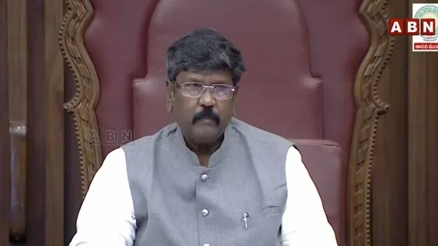 చైర్మన్ పోడియం వద్ద వైసీపీ నిరసన.. తీవ్ర గందరగోళం