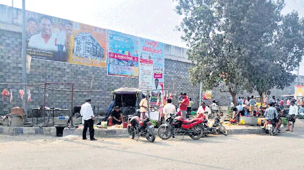 నడిరోడ్డుపైనే మాంసం విక్రయాలు