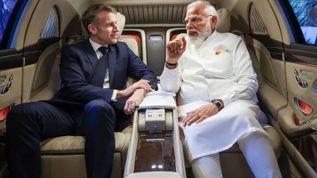 ఒకే కారులో ప్రయాణించిన మోదీ-మెక్రాన్