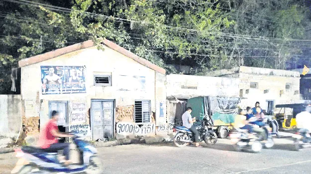 భవనాలు, ఖాళీ స్థలాలు