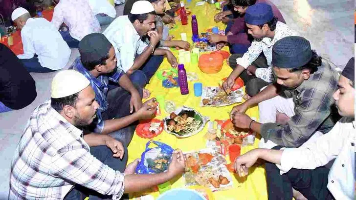 కడప పెద్ద దర్గాలో ఉపవాస దీక్షలు విరమిస్తున్న ముస్లిం సోదరులు.. 