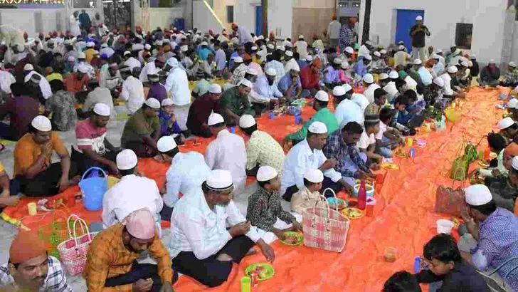 కడప పెద్ద దర్గాలో ఉపవాస దీక్షలు విరమిస్తున్న ముస్లిం సోదరులు.. 