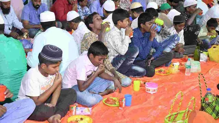 కడప పెద్ద దర్గాలో ఉపవాస దీక్షలు విరమిస్తున్న ముస్లిం సోదరులు.. 