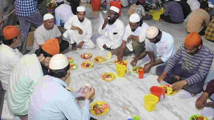 కడప పెద్ద దర్గాలో ఉపవాస దీక్షలు విరమిస్తున్న ముస్లిం సోదరులు.. 