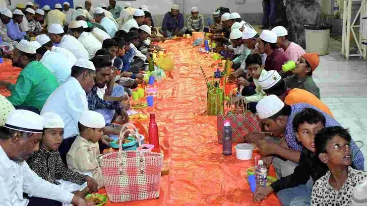 కడప పెద్ద దర్గాలో ఉపవాస దీక్షలు విరమిస్తున్న ముస్లిం సోదరులు.. 